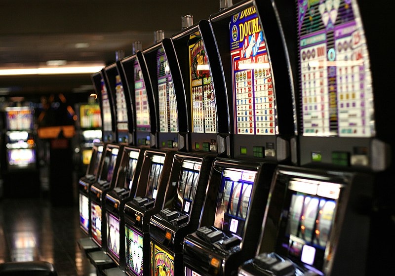 Mesin Slot vs. Permainan Meja: Mana yang Menawarkan Peluang Lebih Baik?